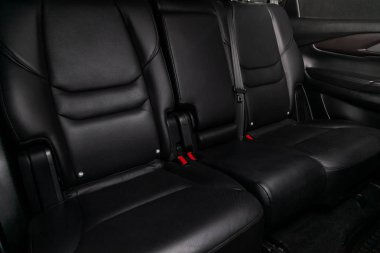 Arabanın siyah iç tarafının yakın plan görüntüsü: Bagaj açma düğmesi