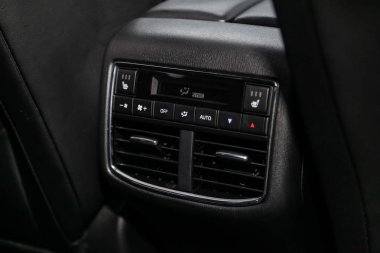 Arabanın siyah iç tarafının yakın plan görüntüsü: Bagaj açma düğmesi