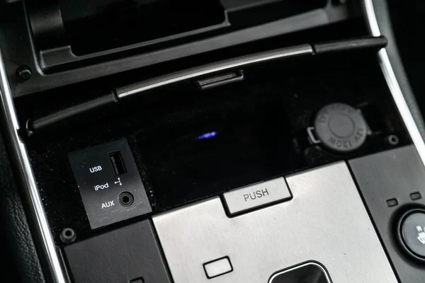 車の黒い内部の失う 電源出口12V Usb Auxおよび他のボタン — ストック写真