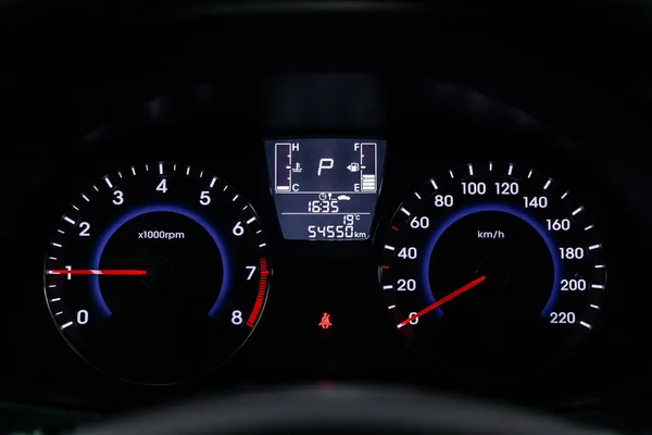 青いバックライトおよび他のボタンが付いている新しいスポーツ車のスピードメーター ダッシュボードおよびタコメーター — ストック写真