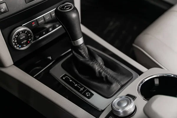 加速器手柄和按钮的特写 汽车自动变速器齿轮 汽车内饰 — 图库照片