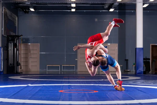 Mavi Kırmızı Tayt Güreş Iki Genç Erkeklerde Wrestlng Bir Sarı — Stok fotoğraf