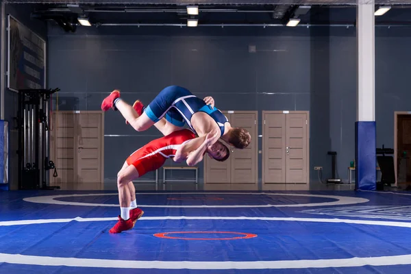 Zwei Junge Männer Blauen Und Roten Wrestlingstrumpfhosen Ringen Auf Einem — Stockfoto