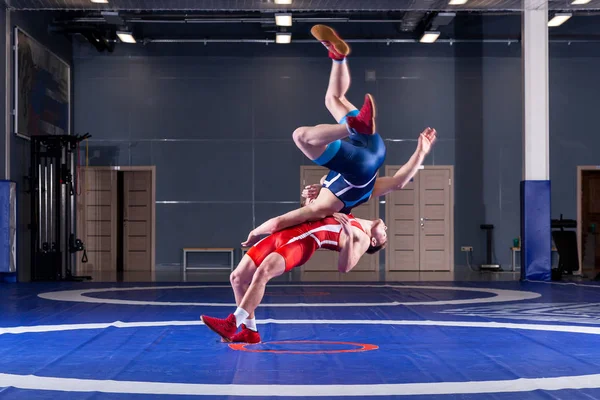 Dos Hombres Jóvenes Medias Lucha Azul Roja Están Luchando Haciendo — Foto de Stock