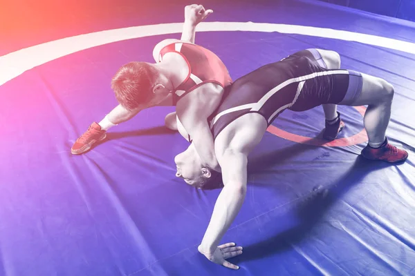 Dos Jóvenes Deportistas Luchadores Uniforme Rojo Azul Luchando Contra Alfombra — Foto de Stock