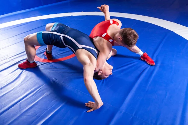 Dos Jóvenes Deportistas Luchadores Uniforme Rojo Azul Luchando Contra Alfombra — Foto de Stock