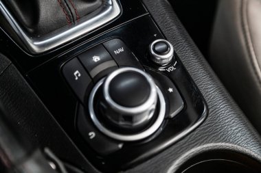 Novosibirsk, Rusya - 18 Mayıs 2019: Mazda 3,yakın çekim navigasyon, müzik, ses ve diğer düğmeler. Novosibirs bir otoparkta modern bir araba Fotoğraf