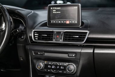 Novosibirsk, Rusya - 18 Mayıs 2019: Mazda 3,pano yakın çekim, üfleyici, klima, oyuncu ayarı. Novosibirs bir otoparkta modern bir araba Fotoğraf