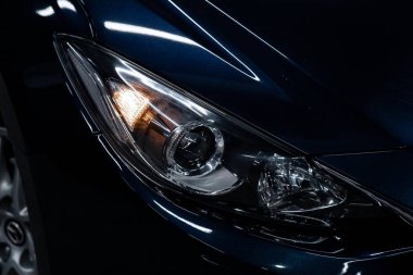 Novosibirsk, Rusya - 18 Mayıs 2019: Mazda 3,up farlar. Novosibirs bir otoparkta modern bir araba Fotoğraf