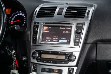 Novosibirsk, Rusya - 28 Mayıs 2019: Toyota Avensis, gösterge panelinin yakın çekim, üfleyicinin ayarı, klima, oyuncu. Novosibirs bir otoparkta modern bir araba Fotoğraf