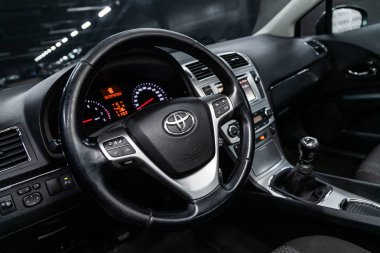 Novosibirsk, Rusya - 28 Mayıs 2019: Toyota Avensis, gösterge panelinin yakın çekim, hız göstergesi, takometre ve direksiyon. Novosibirs bir otoparkta modern bir araba Fotoğraf