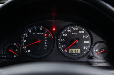 Novosibirsk, Rusya - 28 Mayıs 2019: Honda Civic, gösterge panelinin yakın çekim, hız göstergesi ve takometre. Novosibirs bir otoparkta modern bir araba Fotoğraf