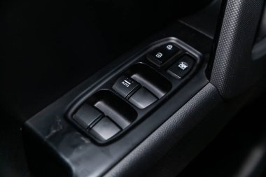 Novosibirsk, Rusya - 28 Mayıs 2019: Hyundai Creta, yan kapı düğmelerinin yakın çekim: pencere ayar düğmeleri, kapı kilidi. Novosibirs bir otoparkta modern bir araba Fotoğraf