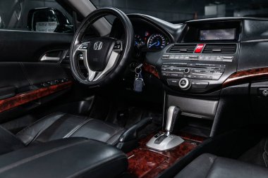 Novosibirsk, Rusya - 28 Mayıs 2019: Honda Crosstour, gösterge panelinin yakın çekim, hız göstergesi, takometre, deri koltuklar ve direksiyon. Novosibirs bir otoparkta modern bir araba Fotoğraf