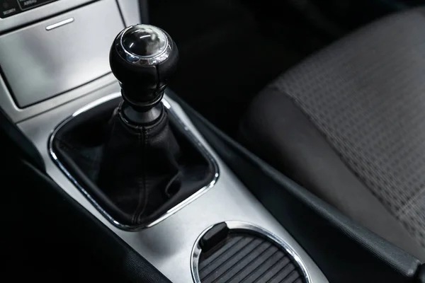 俄罗斯新西伯利亚 2019年5月28日 丰田Avensis 加速器手柄和按钮的特写 在新西伯利亚停车场拍摄现代汽车 — 图库照片
