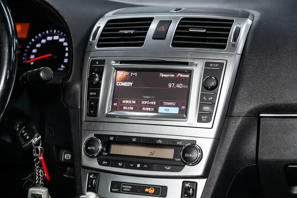 Novosibirsk, Rusya - 28 Mayıs 2019: Toyota Avensis, gösterge panelinin yakın çekim, üfleyicinin ayarı, klima, oyuncu. Novosibirs bir otoparkta modern bir araba Fotoğraf