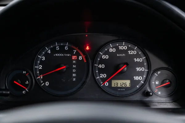 Sankt-Petersburg, Russie, 25 mars 2021 : gros plan d'un tableau de bord  entièrement numérique dans une voiture. Indicateur de vitesse numérique de  voiture. Détails du tableau de bord avec indica Photo Stock 