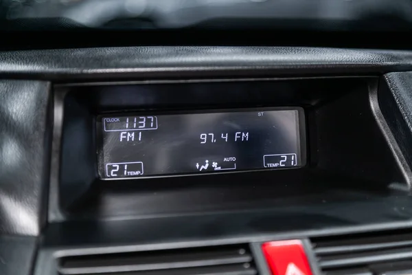 俄罗斯新西伯利亚 2019年5月28日 本田Crosstour 仪表板特写 有关温度 收音机 时钟和其他信息 在新西伯利亚停车场拍摄现代汽车 — 图库照片