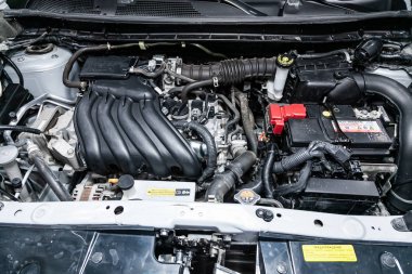Novosibirsk, Rusya - 28 Mayıs 2019: Nissan Juke, motorun yakın çekim, ön görünüm. Novosibirs bir otoparkta modern bir araba Fotoğraf