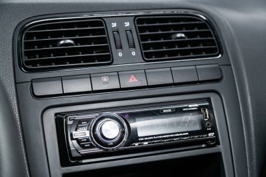 Novosibirsk, Rusya - 28 Mayıs 2019: Volkswagen Polo, gösterge panelinin yakın çekim, üfleyicinin ayarı, klima, oyuncu. Novosibirs bir otoparkta modern bir araba Fotoğraf