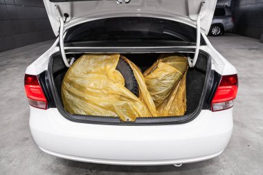 Novosibirsk, Rusya - 28 Mayıs 2019: Volkswagen Polo, bagaj botunun yakın çekim, ön görünüm. Novosibirs bir otoparkta modern bir araba Fotoğraf