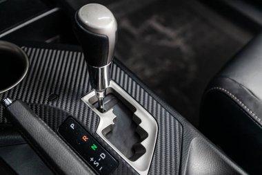 Novosibirsk, Rusya - 28 Mayıs 2019: Toyota Rav-4, hızlandırıcı kolu ve düğmelerinin yakın çekim. Novosibirs bir otoparkta modern bir araba Fotoğraf