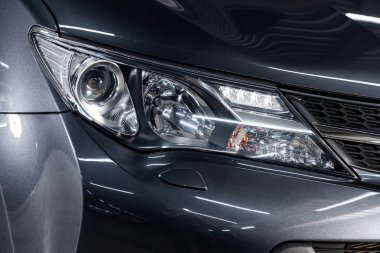 Novosibirsk, Rusya - 28 Mayıs 2019: Toyota Rav-4, farların yakın çekim. Novosibirs bir otoparkta modern bir araba Fotoğraf