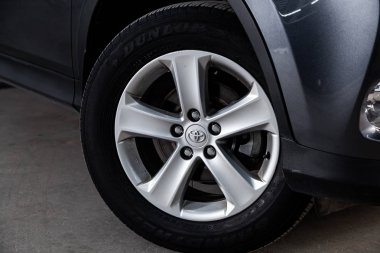 Novosibirsk, Rusya - 28 Mayıs 2019: Toyota Rav-4, direksiyonun yakın çekim. Novosibirs bir otoparkta modern bir araba Fotoğraf