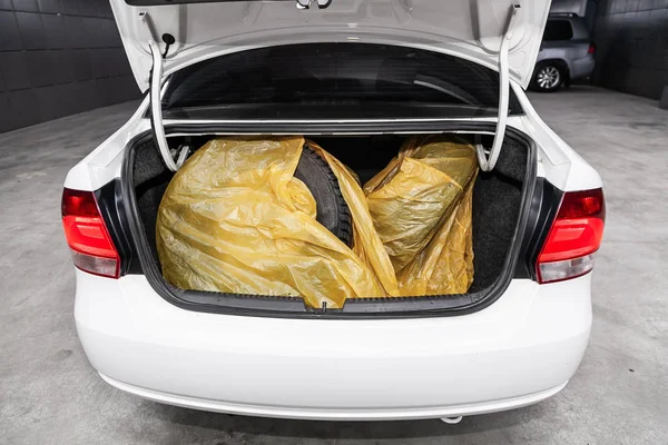 Novosibirsk, Rusya - 28 Mayıs 2019: Volkswagen Polo, bagaj botunun yakın çekim, ön görünüm. Novosibirs bir otoparkta modern bir araba Fotoğraf