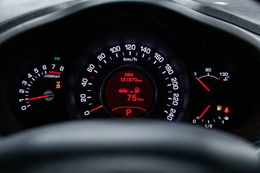 Novosibirsk, Rusya - 28 Mayıs 2019: Kia Sportage, gösterge panelinin yakın çekim, hız göstergesi ve takometre. Novosibirs bir otoparkta modern bir araba Fotoğraf