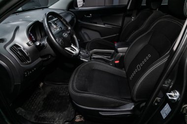 Novosibirsk, Rusya - 28 Mayıs 2019: Kia Sportage, gösterge panelinin yakın çekim, hız göstergesi, siyah deri koltuklar ve direksiyon simidi. Novosibirs bir otoparkta modern bir araba Fotoğraf