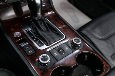 Novosibirsk, Rusya - 28 Mayıs 2019: Volkswagen Touareg, hızlandırıcı kolu ve park sistemleri, kilit, off road auto hold ve diğer düğmeler yakın çekim. Novosibirs bir otoparkta modern bir araba Fotoğraf