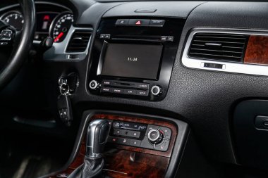 Novosibirsk, Rusya - 28 Mayıs 2019: Volkswagen Touareg, gösterge panelinin yakın çekim, monitör, üfleyicinin ayarı, klima, oyuncu. Novosibirs bir otoparkta modern bir araba Fotoğraf