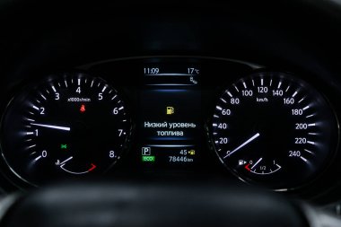 Novosibirsk, Rusya - 28 Mayıs 2019: Nissan X-trail, gösterge panelinin yakın çekim, hız göstergesi ve takometre. Novosibirs bir otoparkta modern bir araba Fotoğraf