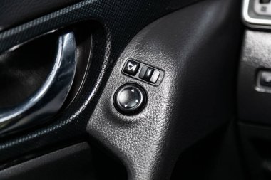 Novosibirsk, Rusya - 28 Mayıs 2019: Nissan X-trail, yan kapı kilit düğmelerinin yakın çekim. Novosibirs bir otoparkta modern bir araba Fotoğraf