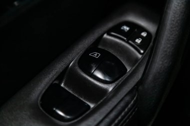 Novosibirsk, Rusya - 28 Mayıs 2019: Nissan X-trail, yan kapı düğmelerinin yakın çekim: pencere ayar düğmeleri, kapı kilidi. Novosibirs bir otoparkta modern bir araba Fotoğraf