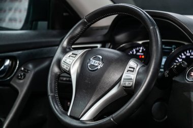 Novosibirsk, Rusya - 28 Mayıs 2019: Nissan X-trail, gösterge panelinin yakın çekim, hız göstergesi, takometre ve direksiyon. Novosibirs bir otoparkta modern bir araba Fotoğraf