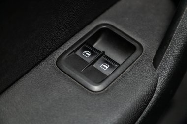 Novosibirsk, Rusya - 28 Mayıs 2019:Scoda Yeti, yan kapı düğmelerinin yakın çekimi: pencere ayar düğmeleri, kapı kilidi. Novosibirs bir otoparkta modern bir araba Fotoğraf