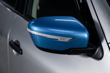 Modern araba detaylandırma ve ışık teknolojisi kavramı. Projektör lensile pahalı araba dikiz aynası yakın 