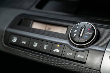 aracın siyah iç yakın çekim: pano, üfleyici, klima ve diğer düğmelerin ayarı. 