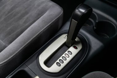 hızlandırıcı kolu ve düğmeleri yakın çekim. araba otomatik şanzıman dişli , araba iç 