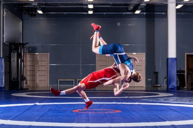 Mavi ve Kırmızı tayt güreş iki genç erkeklerde wrestlng ve bir sarı halı spor salonunda Güreş güreş suplex yapım vardır. Adil güreş kavramı