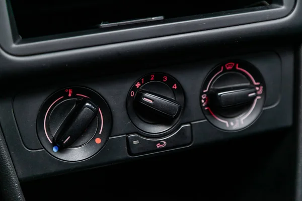 車の黒い内部のクローズアップ 送風機 エアコンおよび他のボタンの調整 — ストック写真