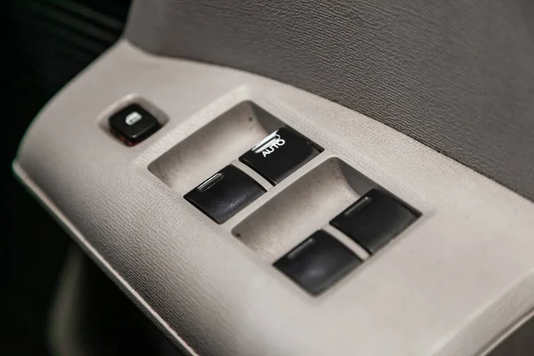 現代車のインテリアデザイン 窓調整ボタン ドアロック 豪華なプレステージカーインテリア — ストック写真