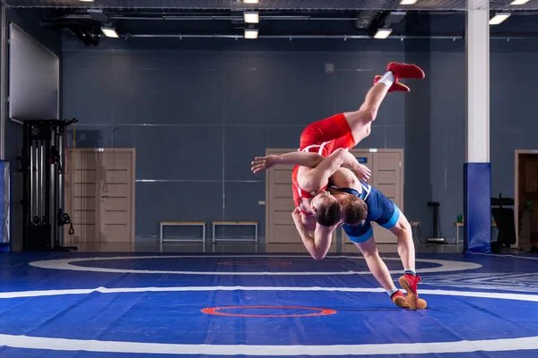 Dos Hombres Jóvenes Medias Lucha Azul Roja Están Luchando Haciendo — Foto de Stock