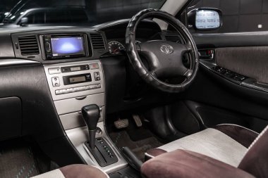 Novosibirsk, Rusya - 31 Mayıs 2019: Toyota Fielder, gösterge panelinin yakın çekim, hız göstergesi, takometre, siyah-gri arka koltuklar ve direksiyon. Modern bir iç araba Fotoğrafçılığı. 