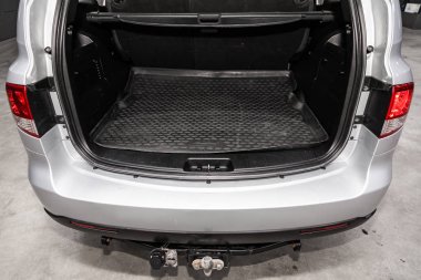 Novosibirsk, Rusya - 31 Mayıs 2019: Ssangyong Kyron, bagaj botunun yakın çekim, ön görünüm. Modern bir iç araba Fotoğrafçılığı. 