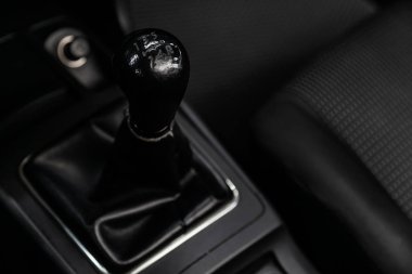Novosibirsk, Rusya - 31 Mayıs 2019: Mitsubishi Lancer, hızlandırıcı kolu ve düğmelerinin yakın çekim. Modern bir iç araba Fotoğrafçılığı. 