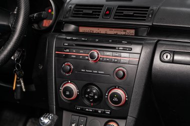 Novosibirsk, Rusya - 31 Mayıs 2019: Mazda 3,pano yakın çekim, üfleyici, klima, oyuncu ayarı. Modern bir iç araba Fotoğrafçılığı. 