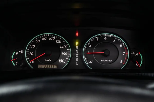 俄罗斯新西伯利亚 2019年5月31日 丰田Fielder 仪表板的特写 测速仪和转速计 现代车内汽车摄影 — 图库照片